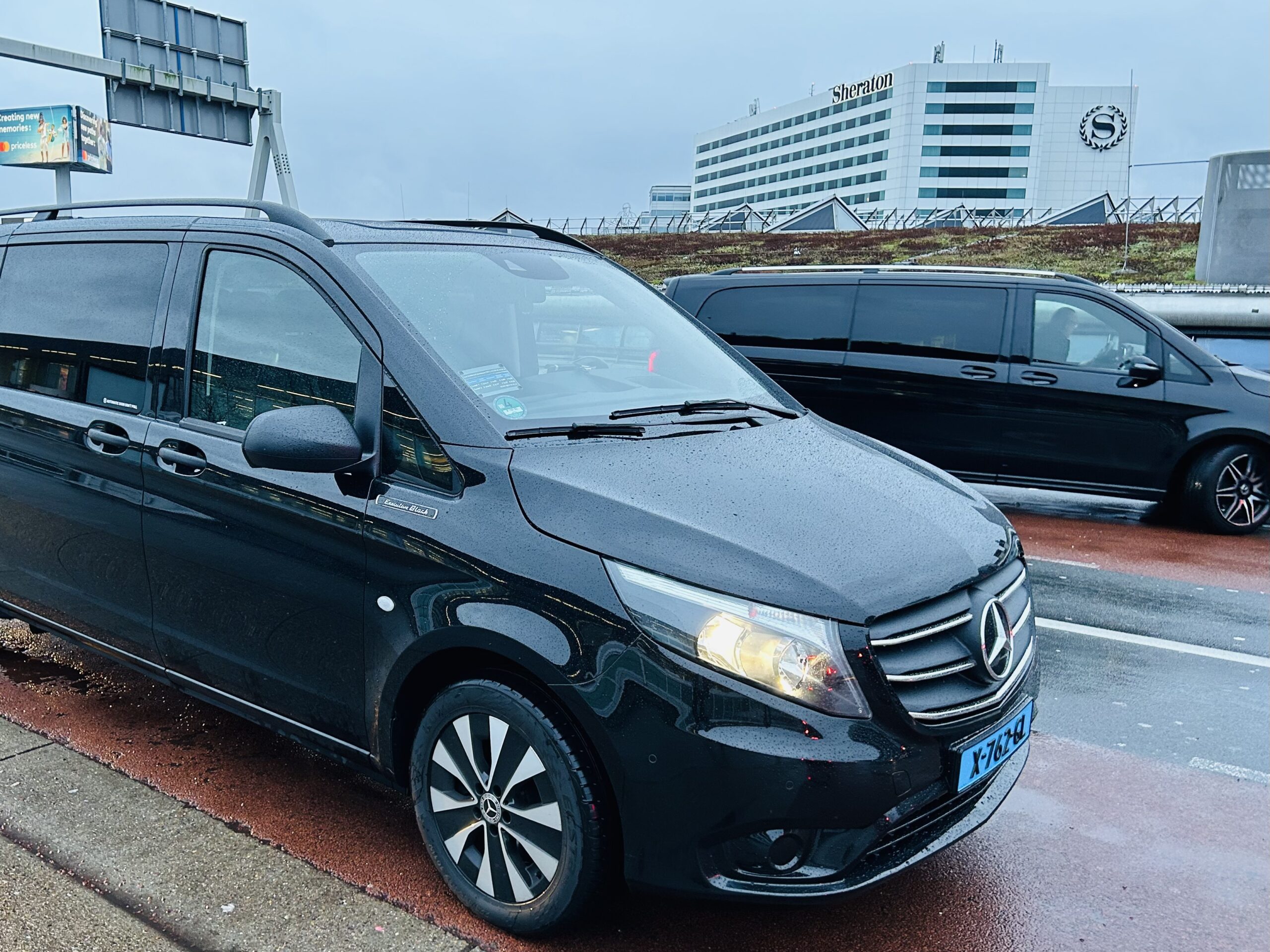 Op het fietspad, niet ver van het Sheraton hotel, stond een taxi geparkeerd.